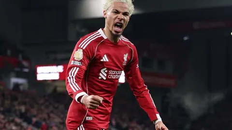 滕哈赫呼吁：欧冠资格争夺战不容忽视，球队务必全力拼搏，对手实力强劲！